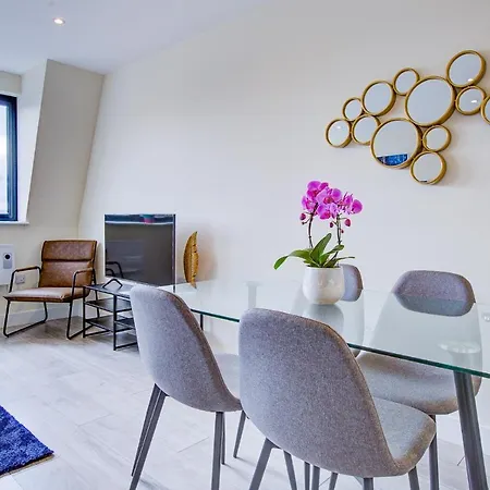 Hybrid Resi - Cheam, Sutton Near Wimbledon With Onsite Car Parking Apartment Exterior photo