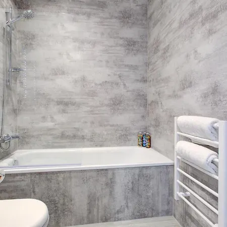 Hybrid Resi - Cheam, Sutton Near Wimbledon With Onsite Car Parking Apartment Exterior photo