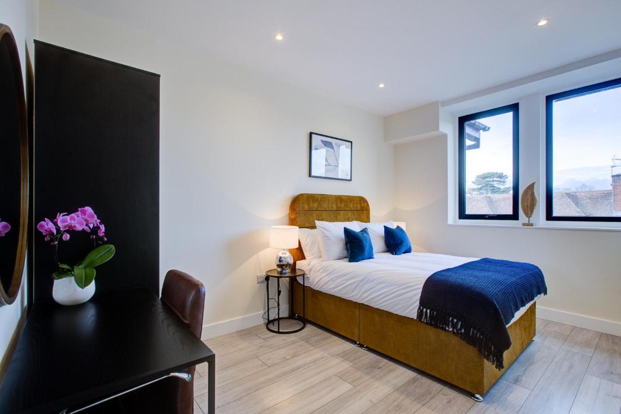 Hybrid Resi - Cheam, Sutton Near Wimbledon With Onsite Car Parking Apartment *
