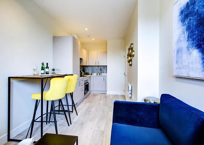 Hybrid Resi - Cheam, Sutton Near Wimbledon With Onsite Car Parking