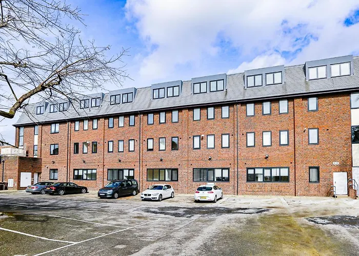 Hybrid Resi - Cheam, Sutton Near Wimbledon With Onsite Car Parking