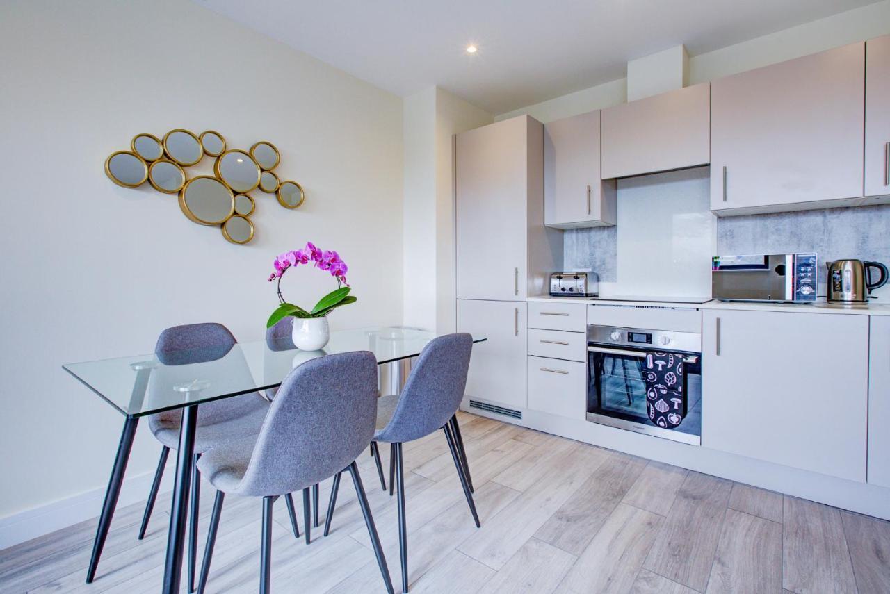 Hybrid Resi - Cheam, Sutton Near Wimbledon With Onsite Car Parking Apartment *