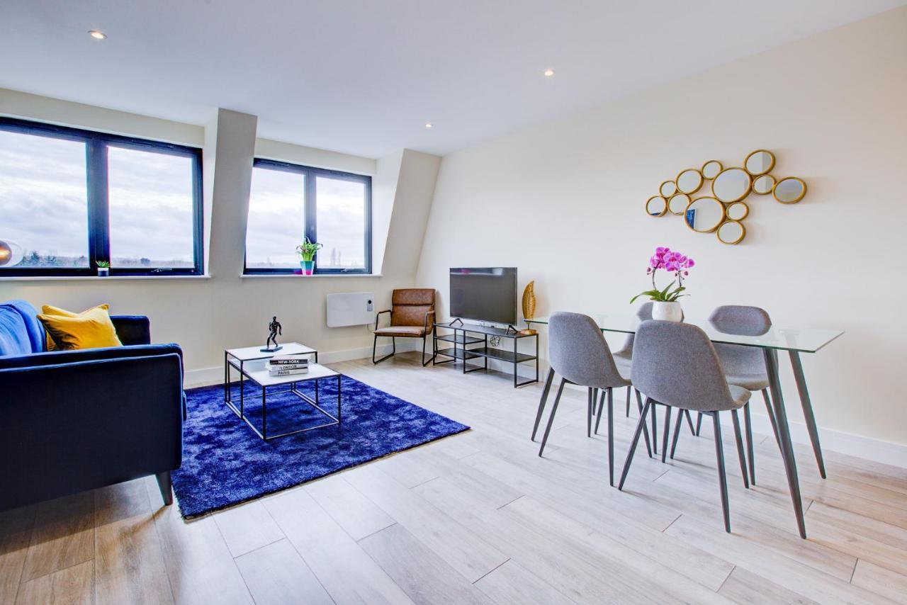 Hybrid Resi - Cheam, Sutton Near Wimbledon With Onsite Car Parking Apartment *