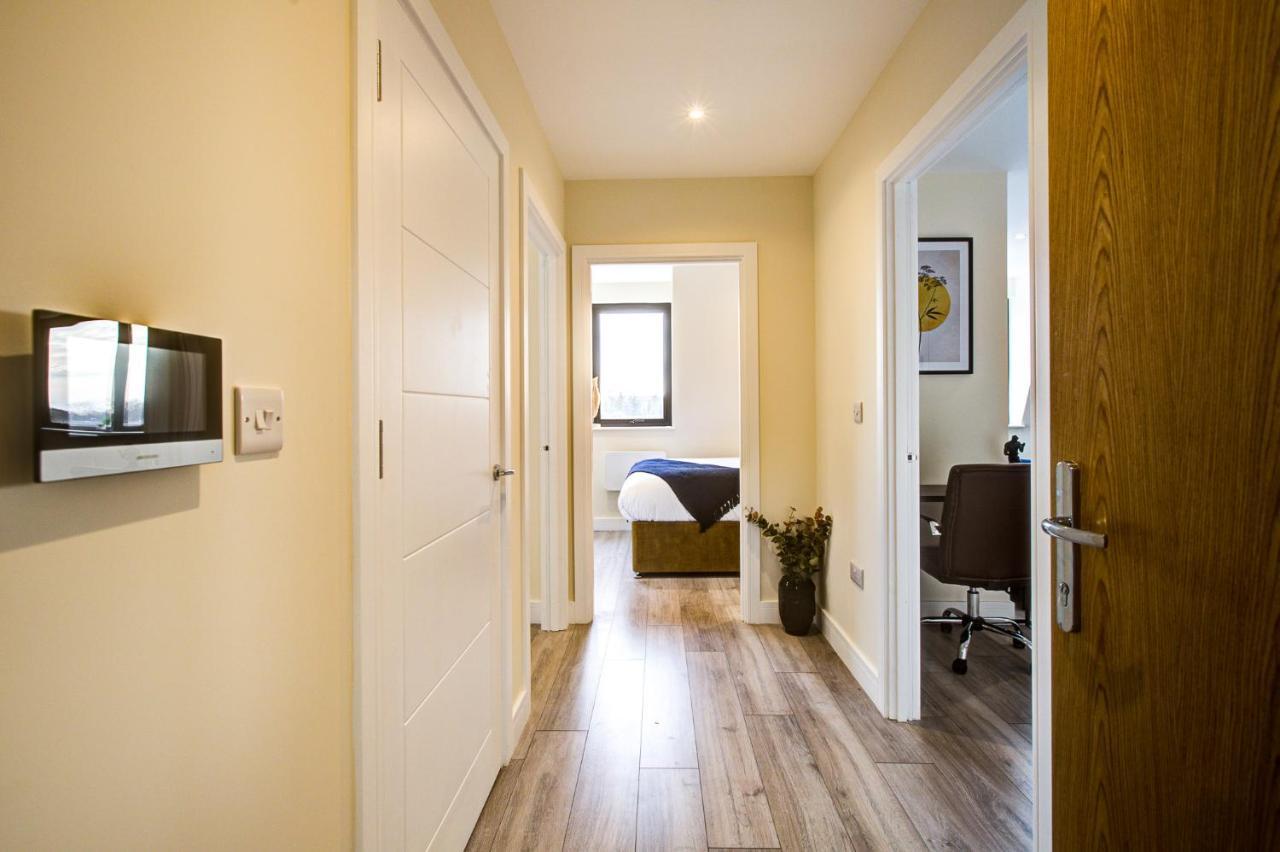 Hybrid Resi - Cheam, Sutton Near Wimbledon With Onsite Car Parking Apartment Cheam