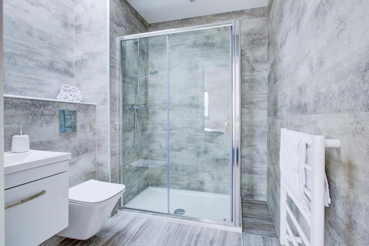 Apartment Hybrid Resi - Cheam, Sutton Near Wimbledon With Onsite Car Parking *