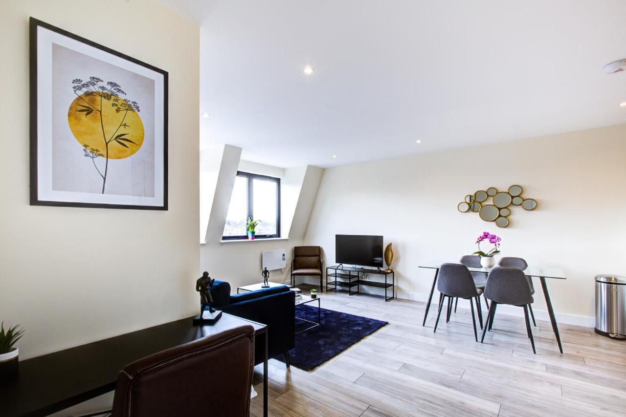 Hybrid Resi - Cheam, Sutton Near Wimbledon With Onsite Car Parking