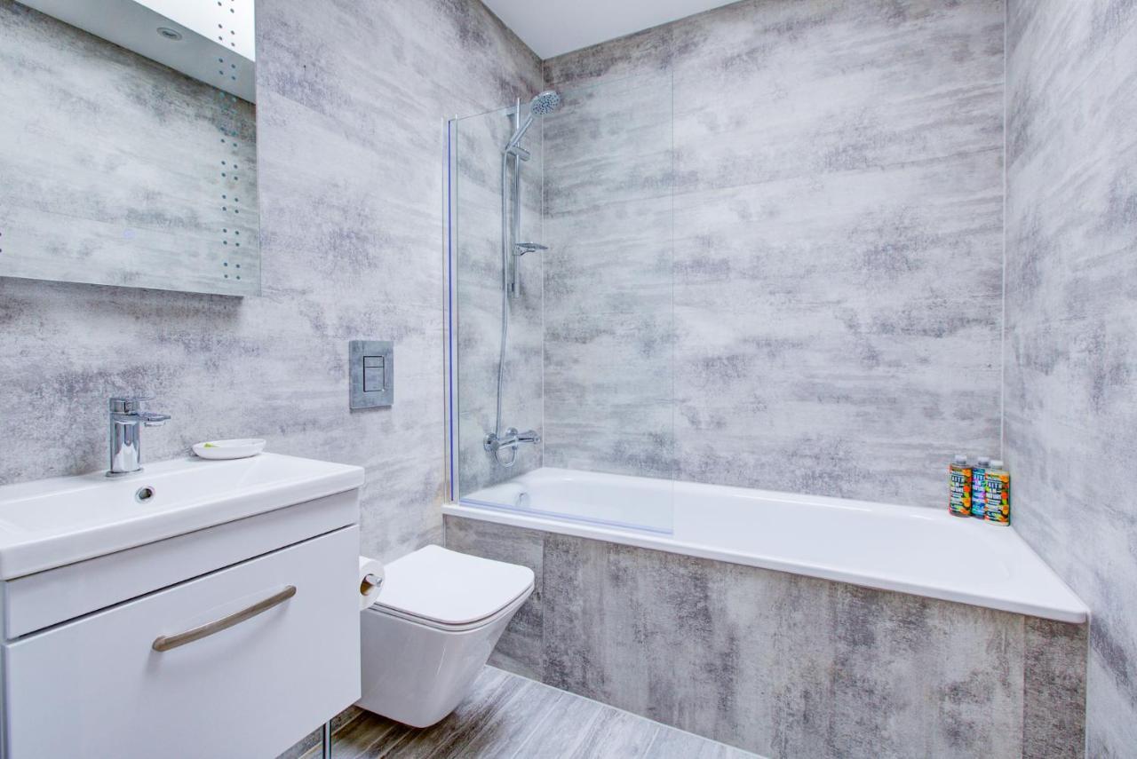 Hybrid Resi - Cheam, Sutton Near Wimbledon With Onsite Car Parking *