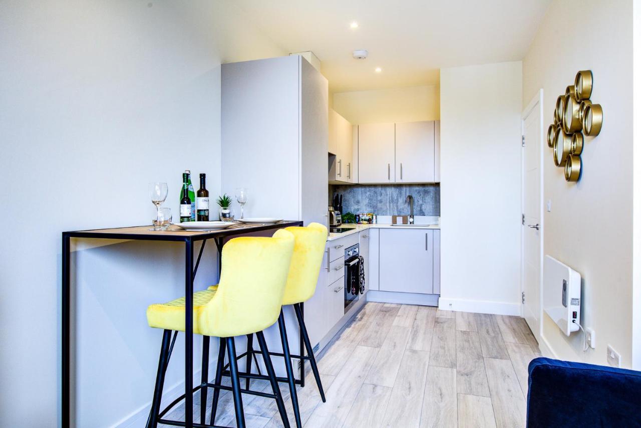 Hybrid Resi - Cheam, Sutton Near Wimbledon With Onsite Car Parking Apartment Cheam