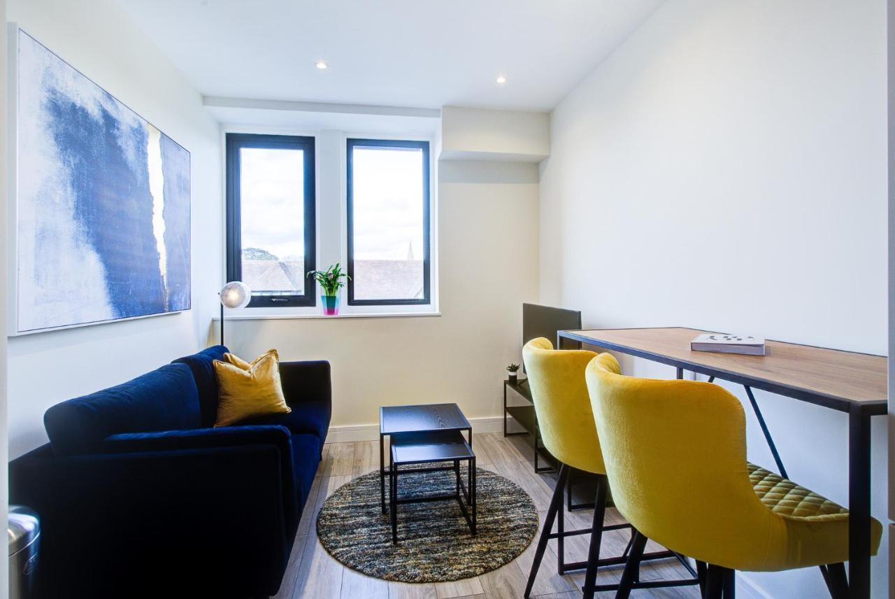 Hybrid Resi - Cheam, Sutton Near Wimbledon With Onsite Car Parking Apartment *