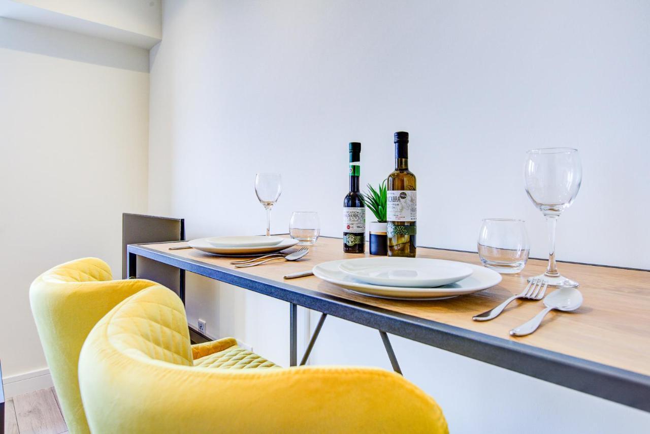 Hybrid Resi - Cheam, Sutton Near Wimbledon With Onsite Car Parking Apartment *