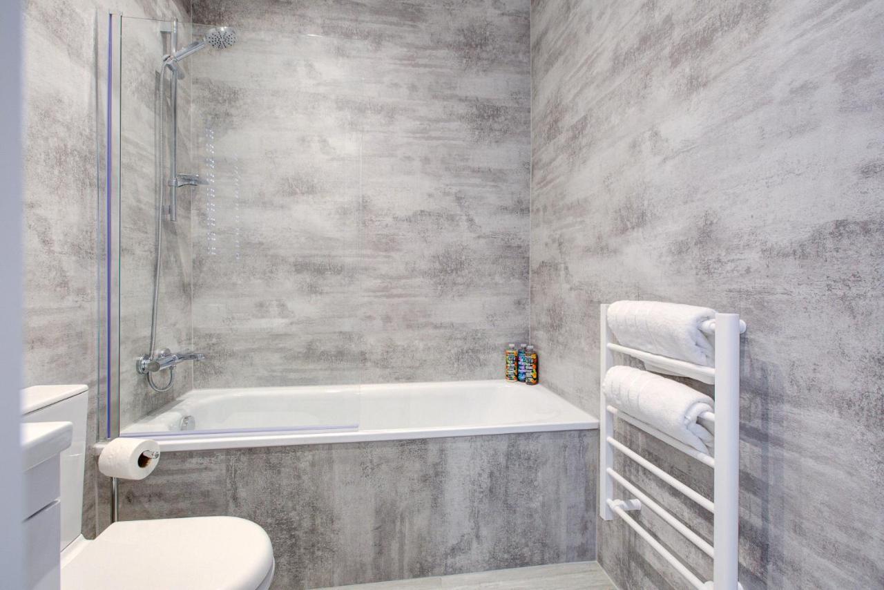Apartment Hybrid Resi - Cheam, Sutton Near Wimbledon With Onsite Car Parking Cheam