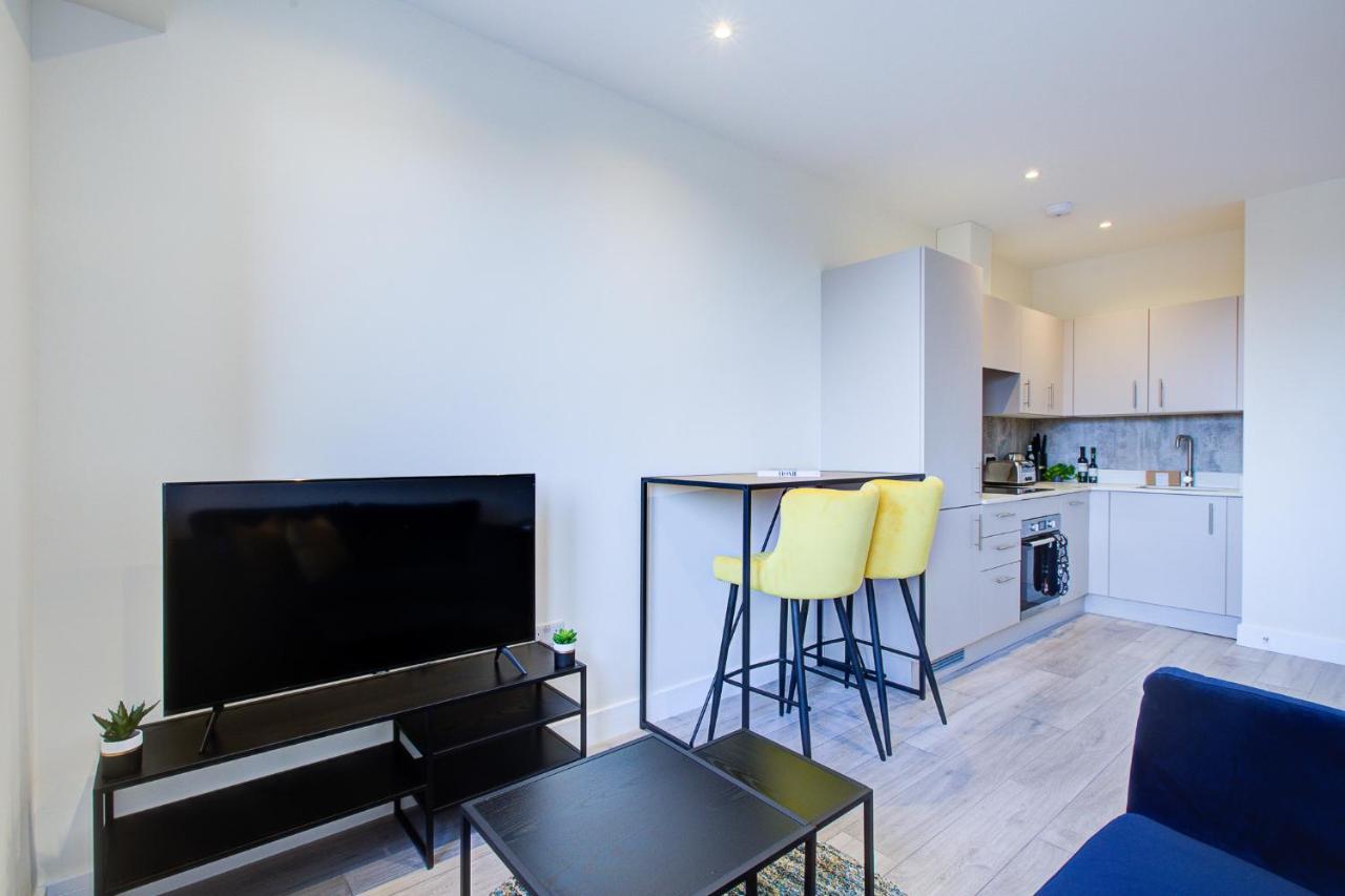 Hybrid Resi - Cheam, Sutton Near Wimbledon With Onsite Car Parking