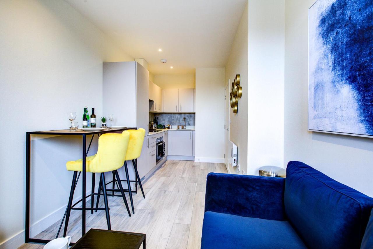 Hybrid Resi - Cheam, Sutton Near Wimbledon With Onsite Car Parking Apartment Cheam