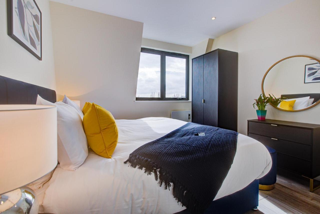 Hybrid Resi - Cheam, Sutton Near Wimbledon With Onsite Car Parking * Cheam