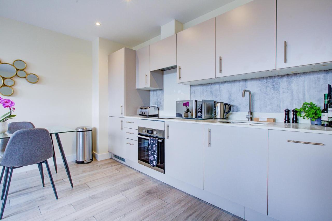 Apartment Hybrid Resi - Cheam, Sutton Near Wimbledon With Onsite Car Parking *