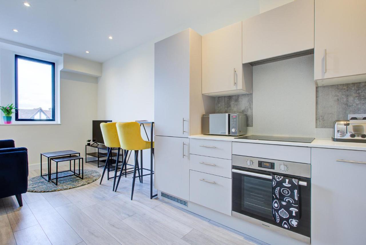 Hybrid Resi - Cheam, Sutton Near Wimbledon With Onsite Car Parking Apartment