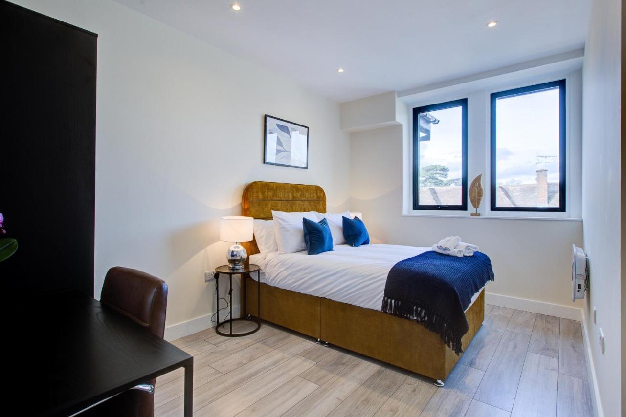 Hybrid Resi - Cheam, Sutton Near Wimbledon With Onsite Car Parking Cheam