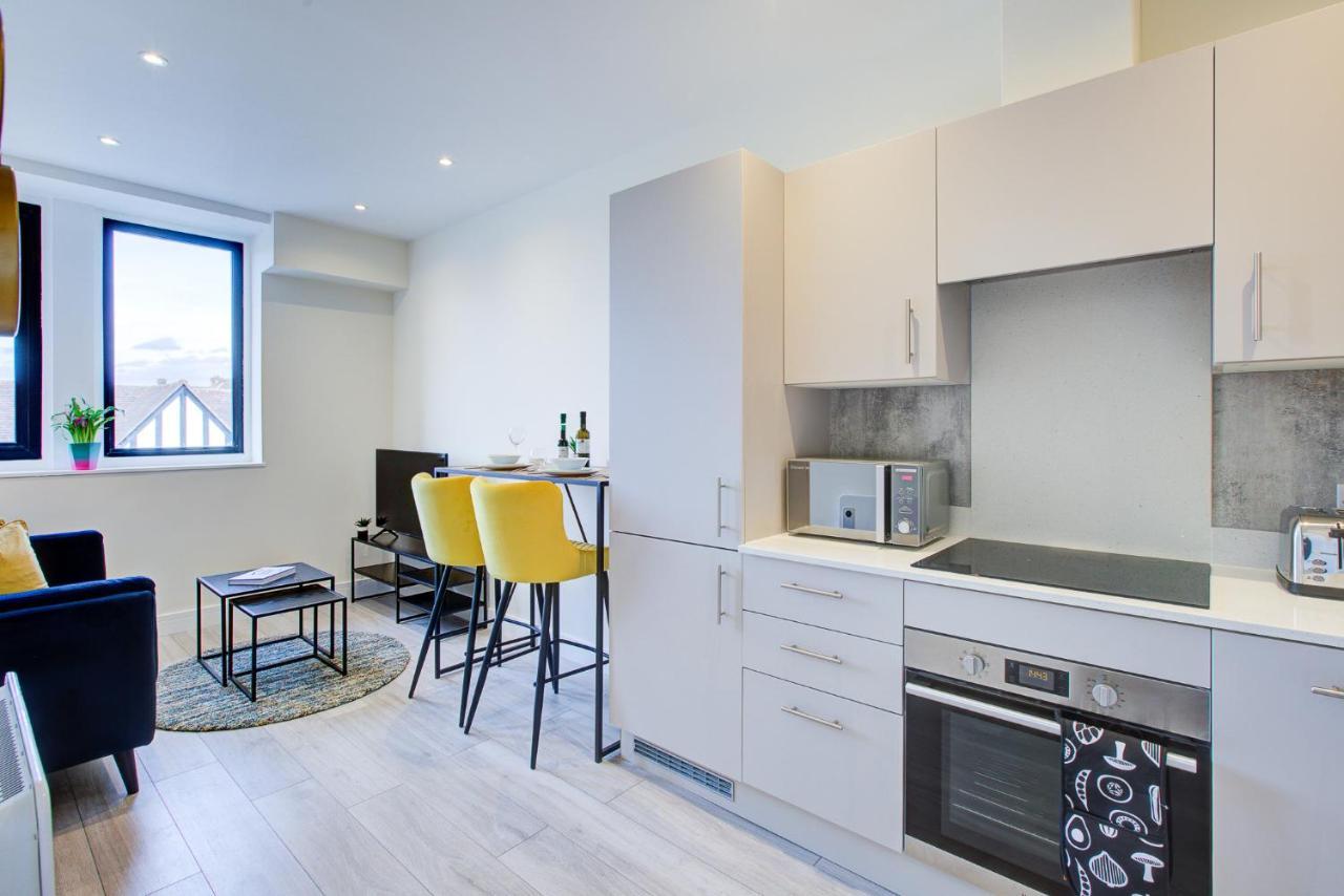Hybrid Resi - Cheam, Sutton Near Wimbledon With Onsite Car Parking * Cheam