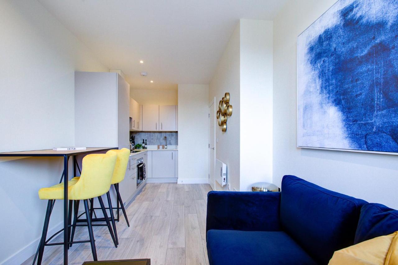 Hybrid Resi - Cheam, Sutton Near Wimbledon With Onsite Car Parking Apartment *