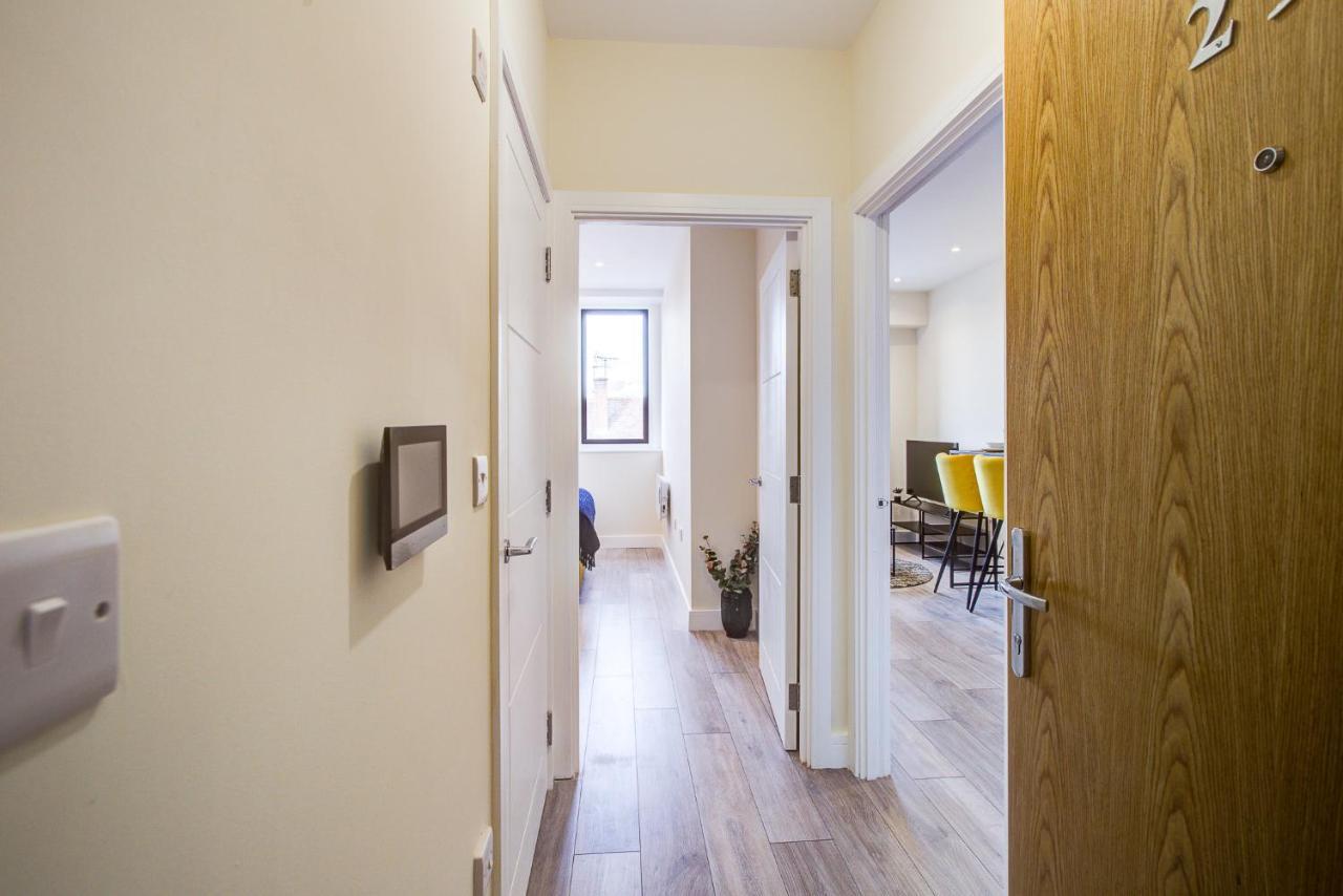 Hybrid Resi - Cheam, Sutton Near Wimbledon With Onsite Car Parking Apartment