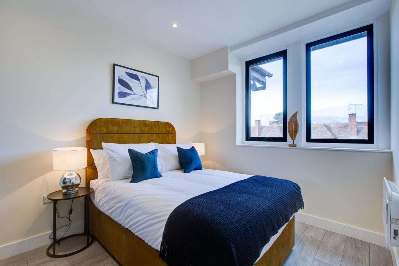 Hybrid Resi - Cheam, Sutton Near Wimbledon With Onsite Car Parking * Cheam
