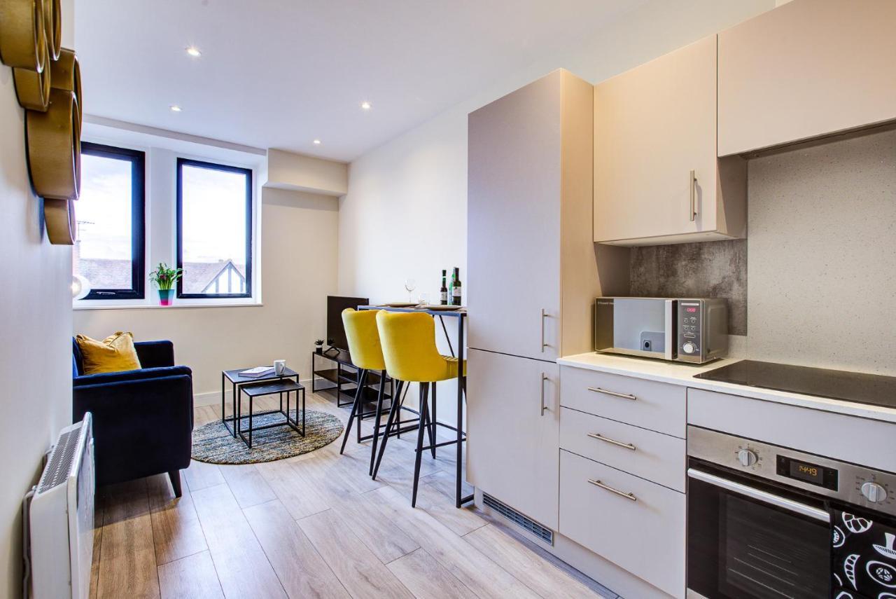 Hybrid Resi - Cheam, Sutton Near Wimbledon With Onsite Car Parking Apartment