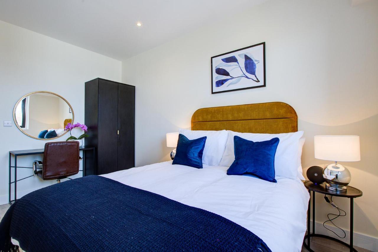 Apartment Hybrid Resi - Cheam, Sutton Near Wimbledon With Onsite Car Parking