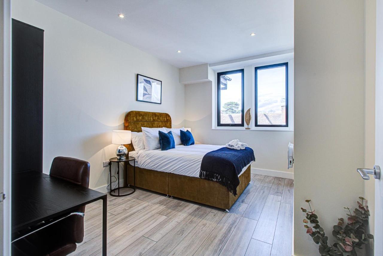 Hybrid Resi - Cheam, Sutton Near Wimbledon With Onsite Car Parking Apartment
