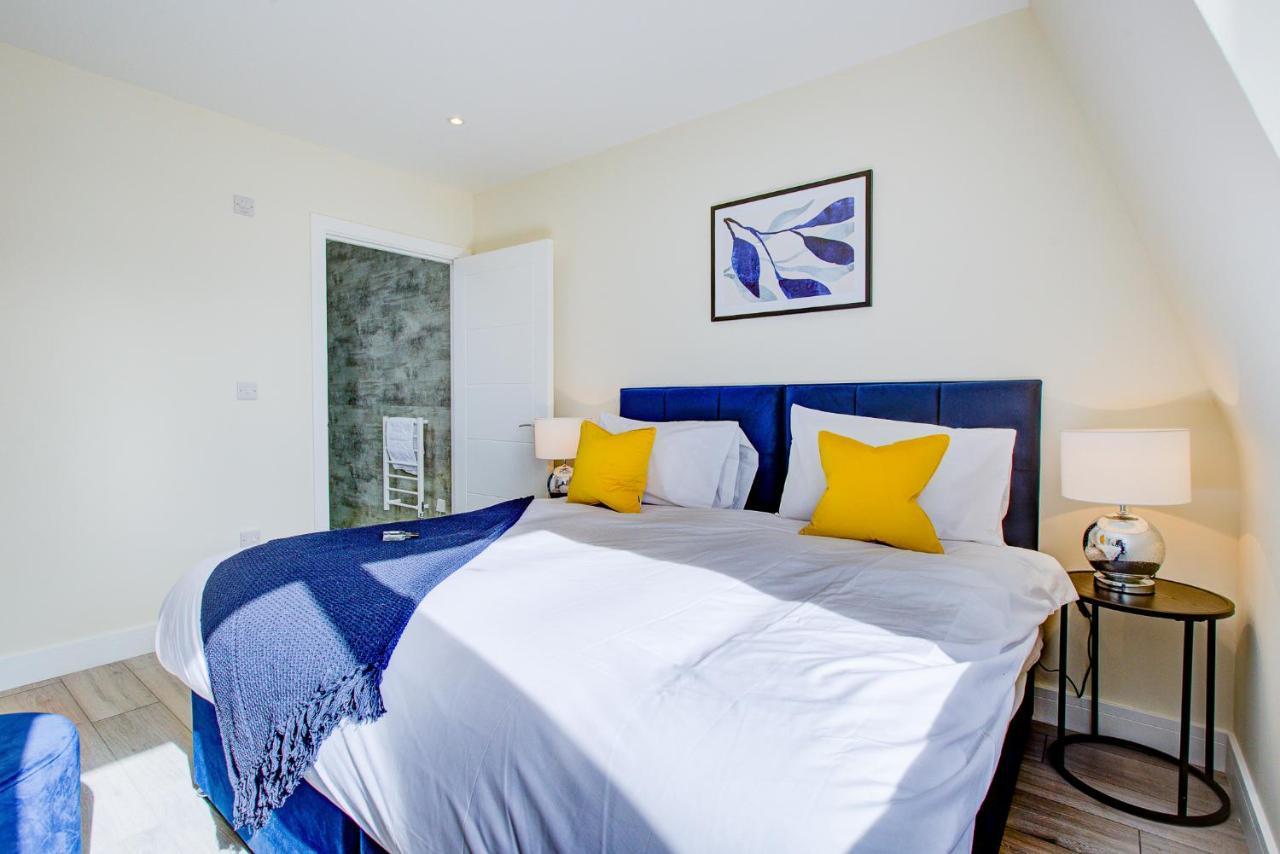 Hybrid Resi - Cheam, Sutton Near Wimbledon With Onsite Car Parking *