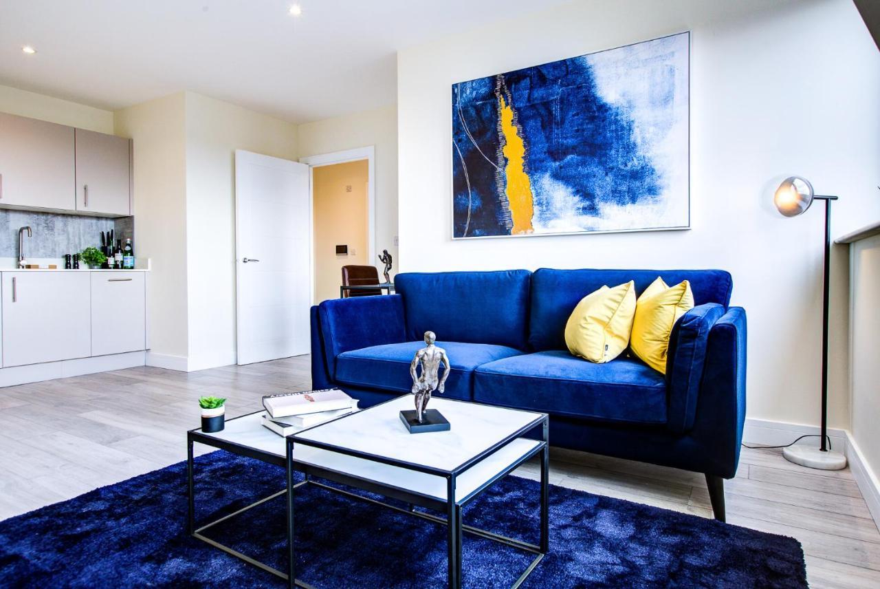 Hybrid Resi - Cheam, Sutton Near Wimbledon With Onsite Car Parking * Cheam