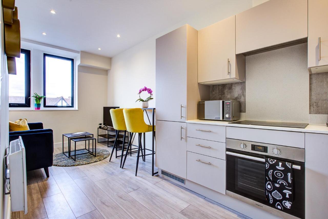 Hybrid Resi - Cheam, Sutton Near Wimbledon With Onsite Car Parking Cheam