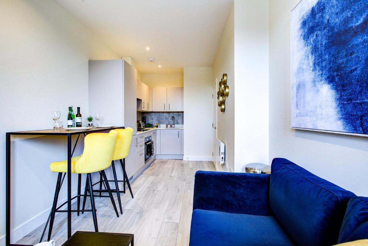 Hybrid Resi - Cheam, Sutton Near Wimbledon With Onsite Car Parking Apartment *