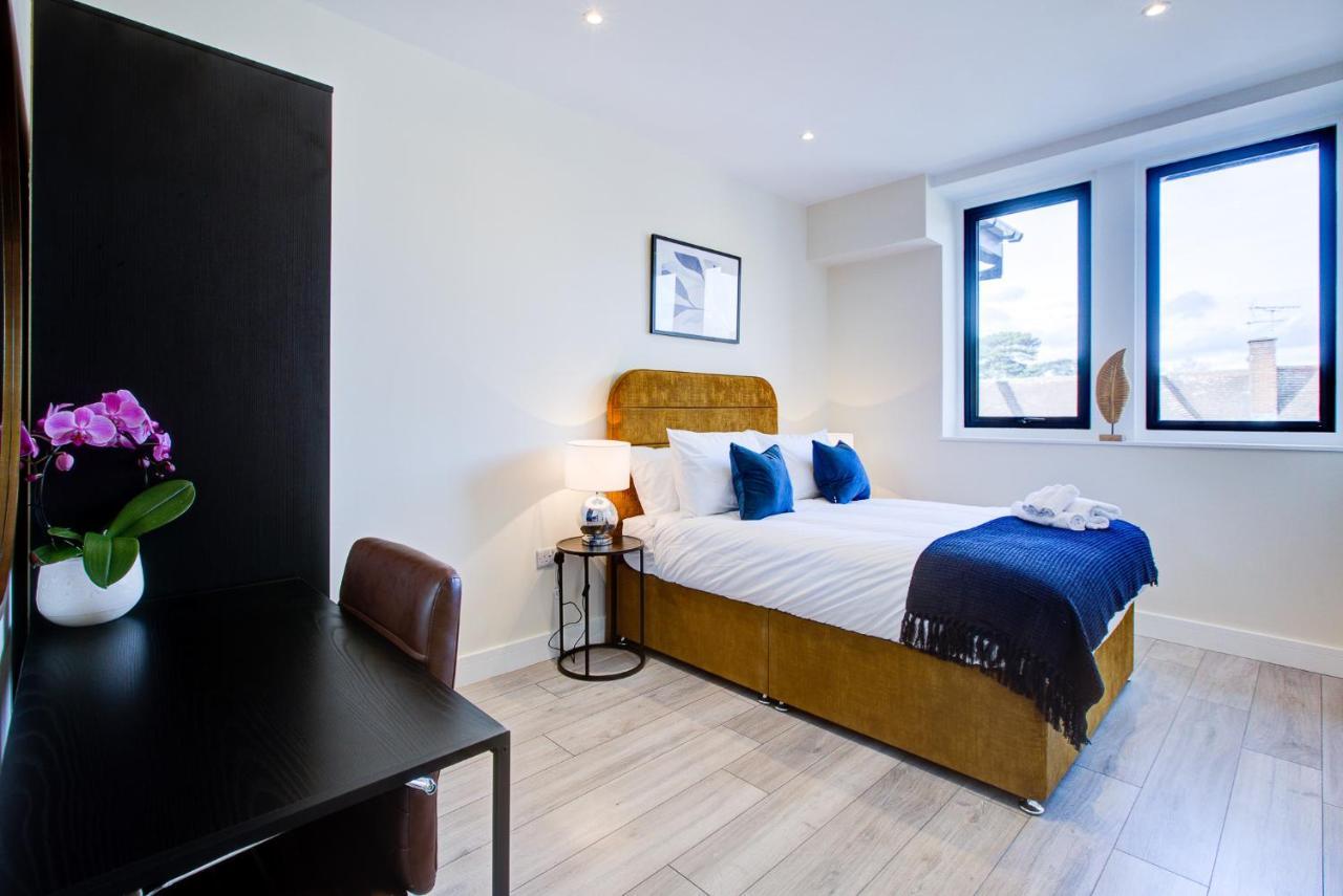 Apartment Hybrid Resi - Cheam, Sutton Near Wimbledon With Onsite Car Parking Cheam