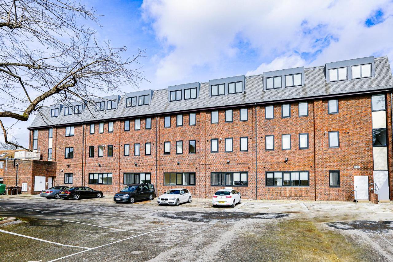 Apartment Hybrid Resi - Cheam, Sutton Near Wimbledon With Onsite Car Parking Cheam