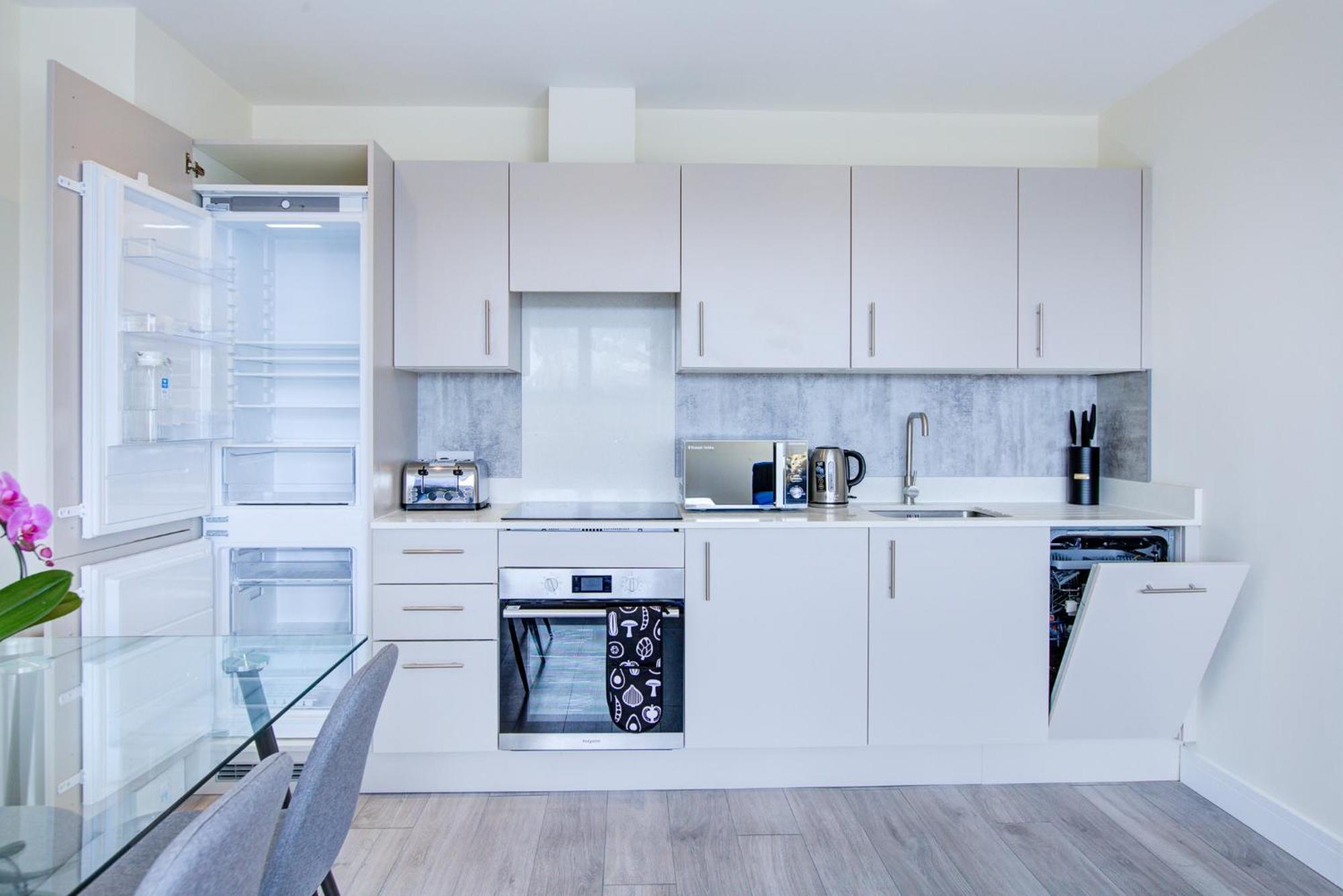 Hybrid Resi - Cheam, Sutton Near Wimbledon With Onsite Car Parking Cheam